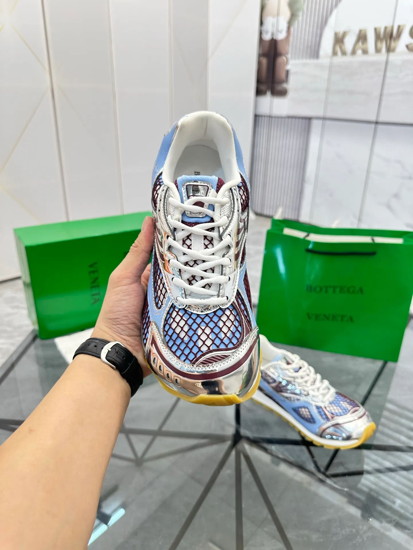 Factory men's shoes 💰: 620💰 (top version) BV Orbit sneakers Wang Yibo's same style couple's dad shoes Runner sneakers, made of lightweight technical mesh fabric. Matched with geometric pattern designed rubber outsole Wang Zha series high version Look for the package craftsmanship The actual height is much higher, but the legs are still slim. Very nice and playable and durable Matching to the standard 💯 Package shoe technology Look for the high version The outsole is made of color-blocked TPU outsole Women's model 35 36 37 38 39 40 41 (40 41 customized) Men's model 38 39 40 41 42 43 44 45. (Customized size 38 45.46) No. H345
